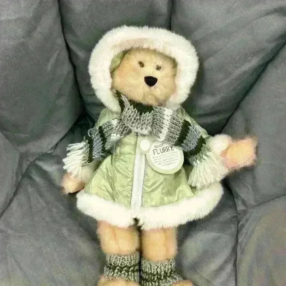 Flurry ice skating bear. 2004 Trade Secret 16 inch - Picture 1 of 6